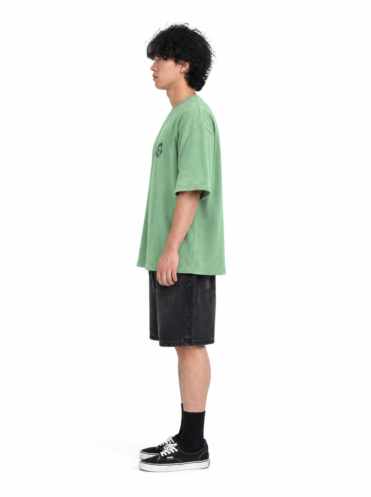 Delulu tee green, side view, on model